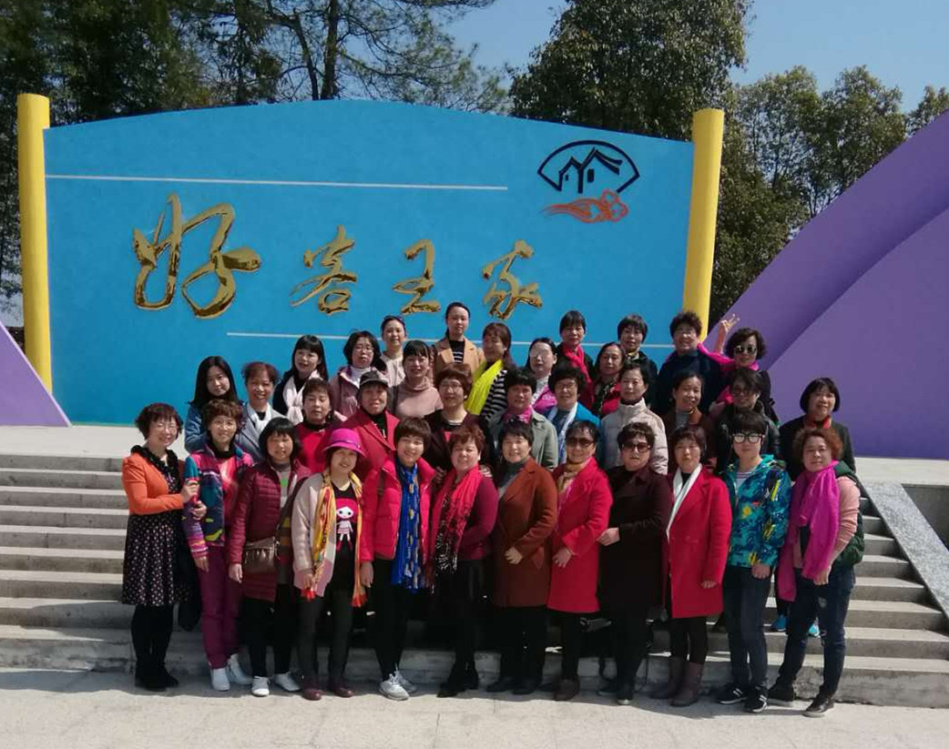上饒中(zhong)材“三八節”組織(zhi)女工踏青郊遊(yóu)